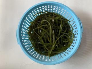 5、凉拌海带丝,海带丝浸泡后洗净