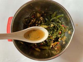 16、凉拌海带丝,最后加入半勺香油