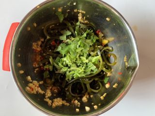 17、凉拌海带丝,加入香菜碎搅拌均匀即可食用（放冰箱冷藏后更美味哦～）