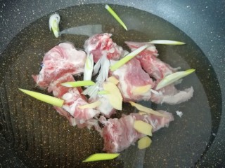 1、莲藕玉米排骨汤,排骨凉水入锅,加一勺料酒,下入葱姜烧开焯水。