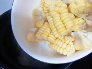 8、莲藕玉米排骨汤,下入玉米,继续中小火炖煮。