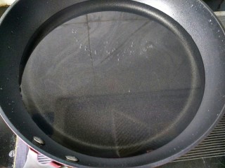 5、糖醋菜   糖醋藕片,锅中放适量的水并烧开。