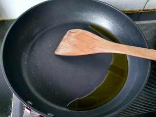 8、糖醋菜   糖醋藕片,锅中放油，烧热。