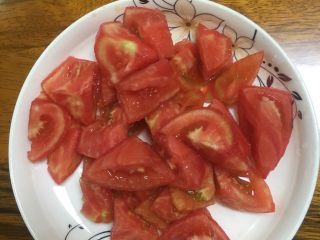 3、低卡番茄豆腐汤,西红柿去皮切好