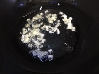 7、低卡番茄豆腐汤,加入葱花