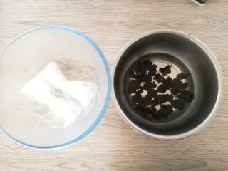 2、木耳拌粉丝,粉丝和木耳用开水泡发