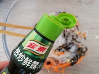 7、木耳拌粉丝,加入鲜露调味剂