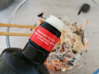 9、木耳拌粉丝,最后加入少许橄榄油