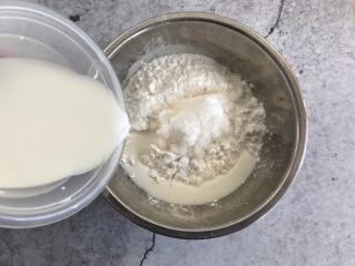 4、芒果雪媚娘,再加入纯牛奶，搅拌