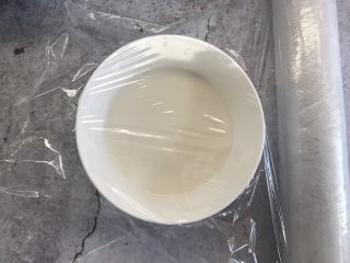 7、芒果雪媚娘,裹上一层保鲜膜，上锅蒸20-30分钟左右