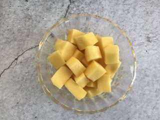 13、芒果雪媚娘,芒果切成小块儿