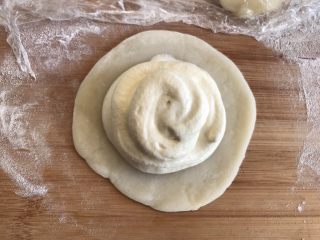 16、芒果雪媚娘,在挤上奶油