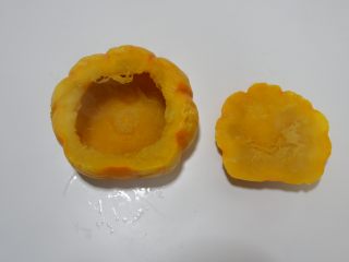 6、低卡轻食健康减肥—藜麦南瓜沙拉,用勺子把南瓜种和瓤挖干净。