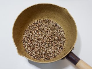 10、低卡轻食健康减肥—藜麦南瓜沙拉,藜麦淘洗干净放入锅中。