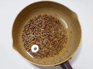 11、低卡轻食健康减肥—藜麦南瓜沙拉,加入适量水，大火煮开后转小火煮15分钟左右即可。