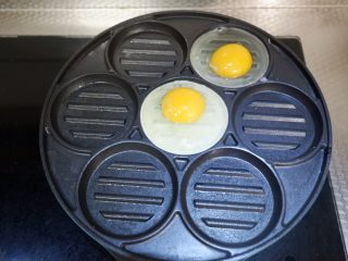 14、低卡轻食健康减肥—藜麦南瓜沙拉,倒入鸡蛋煎熟。