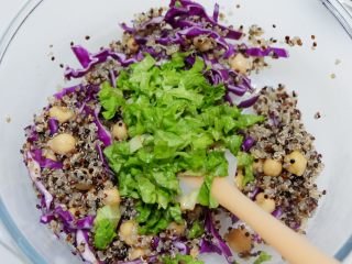 19、低卡轻食健康减肥—藜麦南瓜沙拉,少许生菜。任何叶菜都可以代替哦。根据自己口味加就可以了。