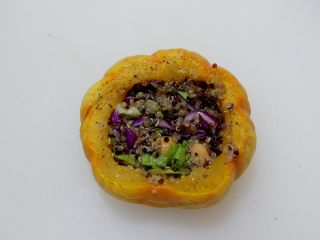 20、低卡轻食健康减肥—藜麦南瓜沙拉,取出烤好的南瓜，将拌好的藜麦填进去。