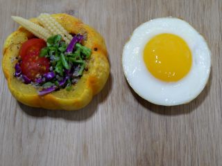 24、低卡轻食健康减肥—藜麦南瓜沙拉,最后用南瓜盖子档盘子，托住煎好的鸡蛋。OK~摆盘~