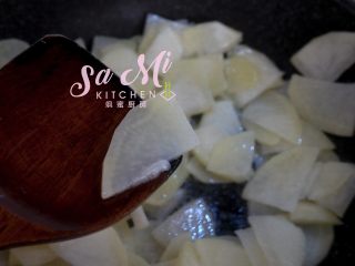 9、柿子椒土豆片（家常版）,持续翻炒，见土豆片几乎都成半透明状时（即食用油都渗透到土豆片里时）