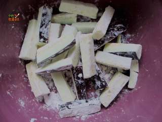 2、馋嘴蒜香茄条,茄子洗浄切小条，放盆里洒上适量的盐拌匀腌出水，然后冲洗干净，挤干水份备用，撒上一层淀粉