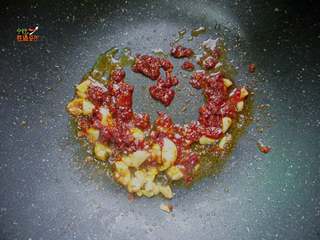 6、馋嘴蒜香茄条,放入2少豆瓣酱炒香，炒出红油