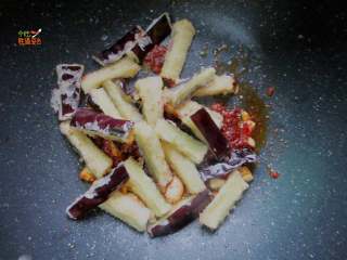 7、馋嘴蒜香茄条,倒入炸好的茄子条