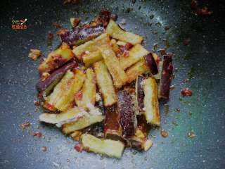 8、馋嘴蒜香茄条,大火翻炒，将盐、白糖、醋、酱油、淀粉调匀兑成芡汁，放入锅内，翻炒均匀