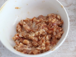 2、煎茄盒,肉馅中加入姜末、盐、胡椒粉、蚝油、生抽、料酒,顺着一个方向搅拌上劲,腌制10分钟。