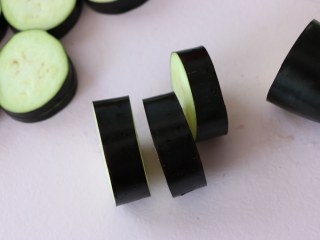 3、煎茄盒,茄子切成1cm左右的小段。
