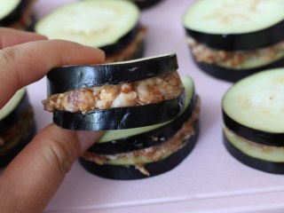 5、煎茄盒,将肉馅塞入茄子中间。