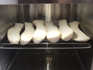 2、凉拌香辣杏鲍菇,杏鲍菇对半切开上锅蒸熟