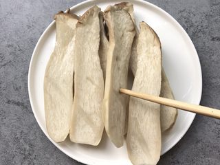 11、凉拌香辣杏鲍菇,杏鲍菇蒸熟，筷子能戳穿即可