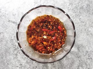 10、凉拌香辣杏鲍菇,搅拌均匀，调料汁就完成了啦