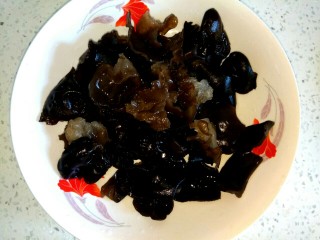 2、木耳黄瓜烧豆腐,洗净，用手撕成小块