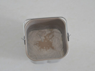 1、肉松面包,将除黄油外，所有有材料放入面包桶内，启动和面15分钟