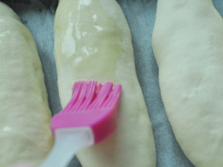 9、肉松面包,面包胚表面刷上蛋液