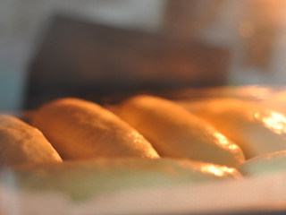 11、肉松面包,要注意观察上色情况，上色到自已喜欢的程度以后，要盖上锡纸哦