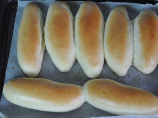 12、肉松面包,烤好的面包，取出晾凉