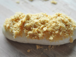 14、肉松面包,再铺上多多滴肉松