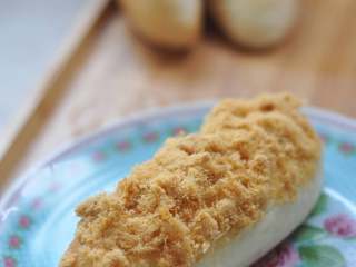 15、肉松面包,做好的肉松面包，一天内吃完，或吃之前再铺肉松，预防沙拉酱变质