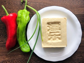 1、炒脆皮豆腐,准备食材