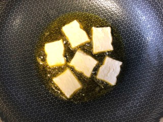 4、炒脆皮豆腐,起锅烧油，放入豆腐