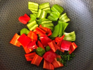 10、炒脆皮豆腐,起锅烧油放入蒜末葱翻炒之后加入青红辣椒。