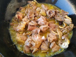 6、麻辣鸡公煲,放入肌肉翻炒至没有水