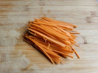 3、豆皮金针菇卷,胡萝卜洗净切丝备用。