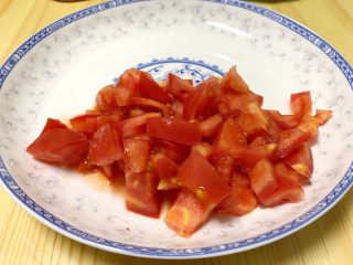 4、番茄豆腐菌菇汤,番茄切成番茄丁。