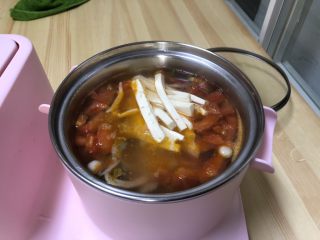 9、番茄豆腐菌菇汤,炒好后的番茄倒入锅中，菌菇也倒入煮锅中加入一大碗水。
