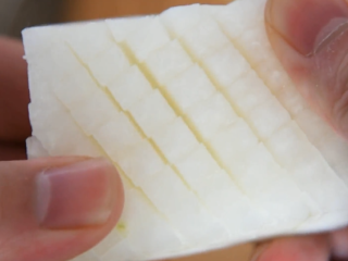 4、这样做的“红烧冬瓜”好吃入味，一招取胜！,冬瓜清水洗净后，表面切花刀