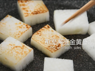 5、这样做的“红烧冬瓜”好吃入味，一招取胜！,倒少许油，开中火煎至两面金黄